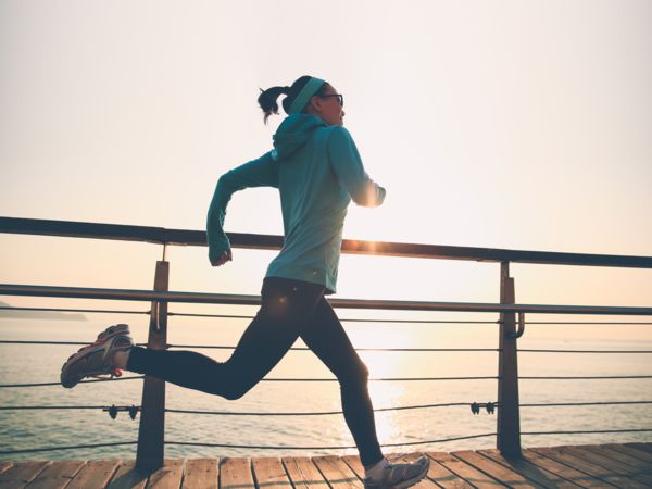 Wer mit Laufen abnehmen will, sollte sich viel draußen bewegen