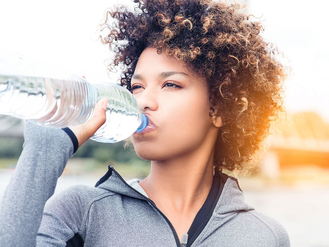 Eine Frau trinkt, um einen Energiemangel vorzubeugen