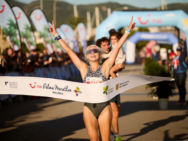 Beim TUI Palma Marathon Mallorca 2025 jubelt Halbmarathonsiegerin Maike Nitsch