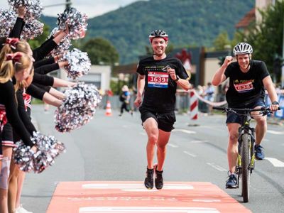 Die Menge trägt dich ins Ziel beim Fränkische Schweiz-Marathon