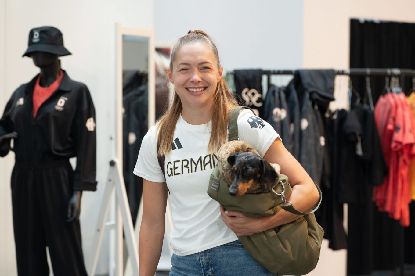 Gina Lückenkemper und ihre Dackelhündin Akira