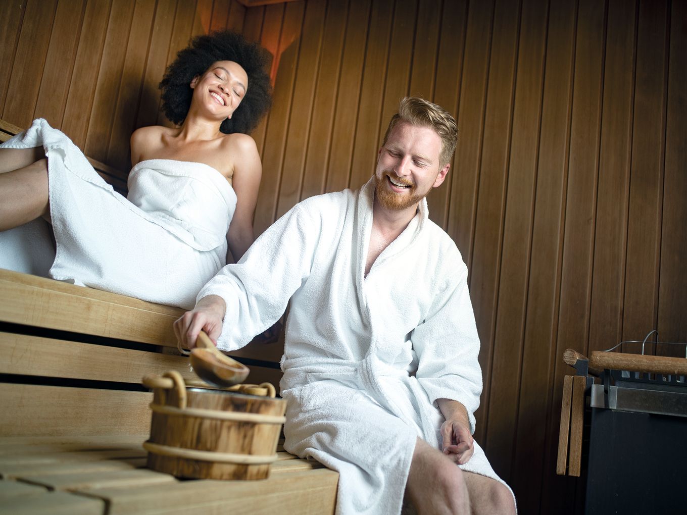 Ein Paar geht statt Kälteanwendung in die Sauna.