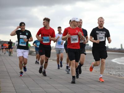 Meer erleben: Das kannst du beim AMEOS City Marathon Bremerhaven am 15. Oktober. Und hier buchst du das Rennen durch die Innenstadt und die Bremerhavener Havenwelten zum Sonderpreis!