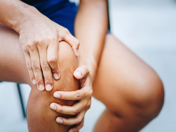 Joggen mit Kniearthrose ist schmerzhaft.