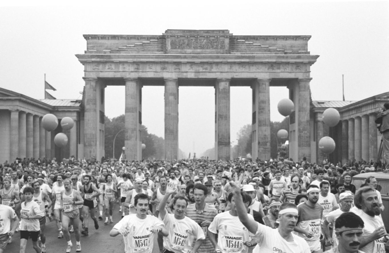 Kurz vor der Wiedervereinigung 1990 lief man beim Berlin-Marathon durchs  Brandenburger Tor
