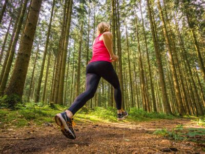 Frau läuft beim Nordschwarzwald Trophy Trail