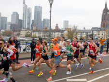 Beim Frankfurt-Marathon geht's vor der Skyline über den Main