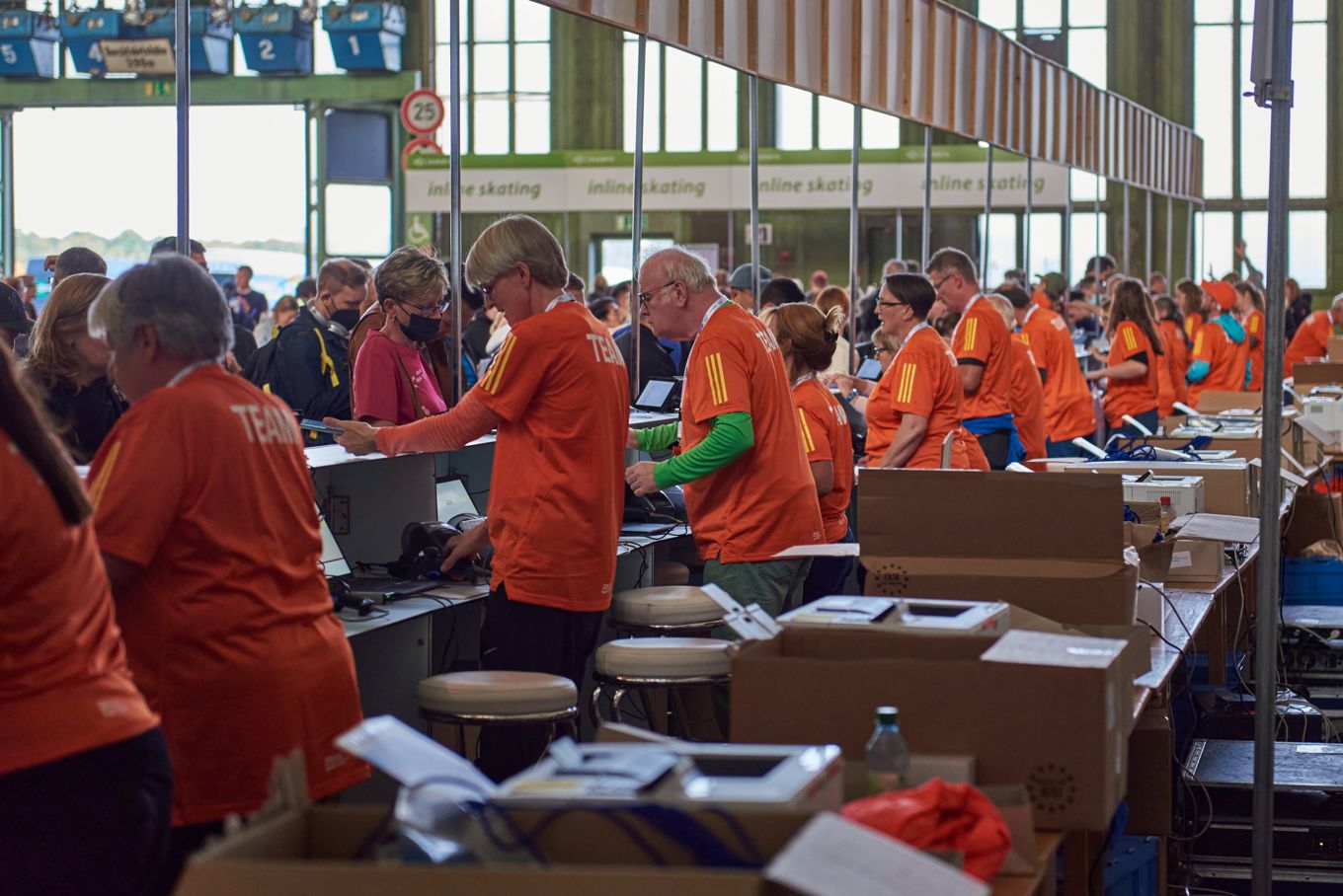 Beim BMW Berlin-Marathon werden die Startnummern mit kleinen dezentralen Druckern bei der Startnummernausgabe gedruckt..