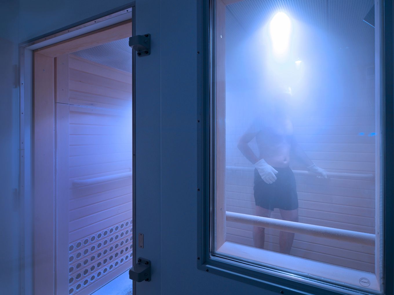 Ein Mann geht zur Kälteanwendung in die Kältekammer.