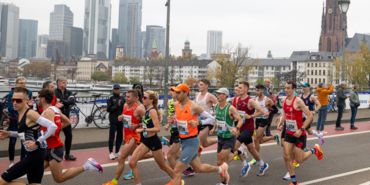 Beim Frankfurt-Marathon geht's vor der Skyline über den Main