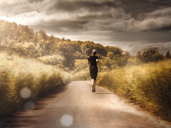 Eine Frau läuft schnell zehn Kilometer