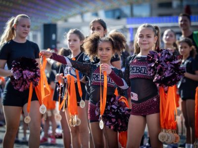 Am Schokoladenmuseum gibt es beim Kölner Brückenlauf die Finisher-Medaillen