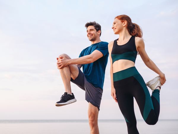 Ein Paar dehnt sich nach dem Laufen, dehnen ist gut