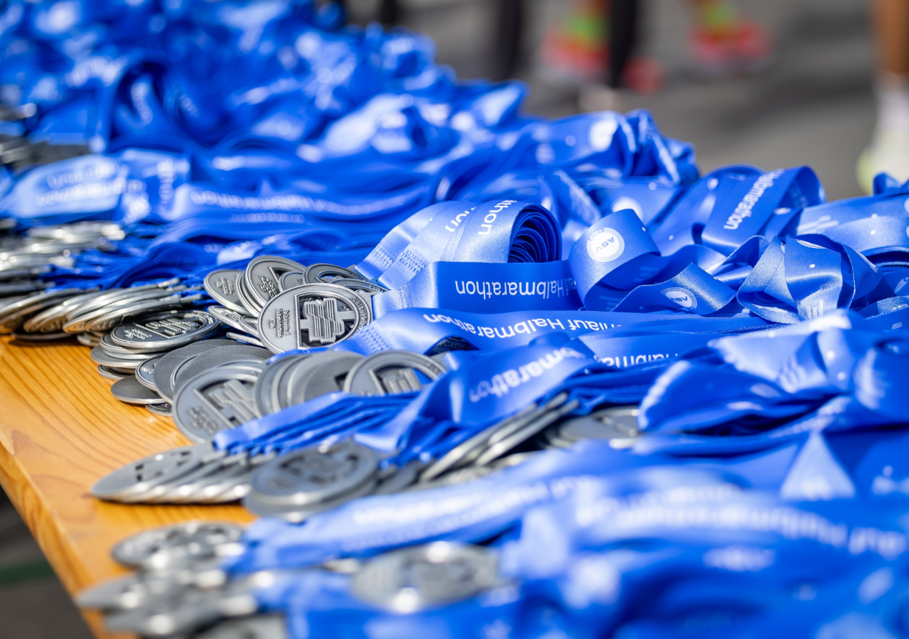 Halbmarathon Köln: Diese Medaillen warten im Ziel des Brückenlauf des ASV Köln