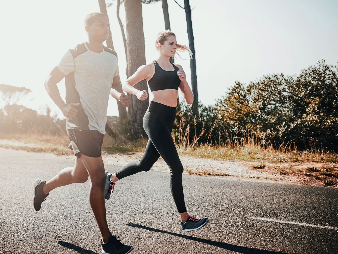 Eine Frau und ein Mann laufen, um gesund zu sein.