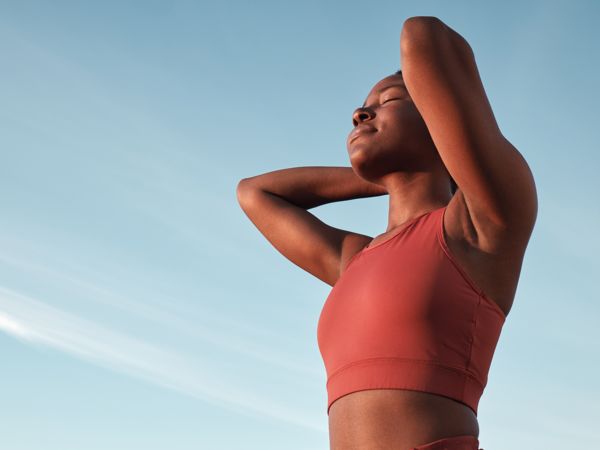 Eine Frau macht eine Laufpause
