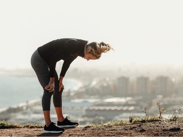 Eine Frau muss wegen eines Energiemangels anhalten