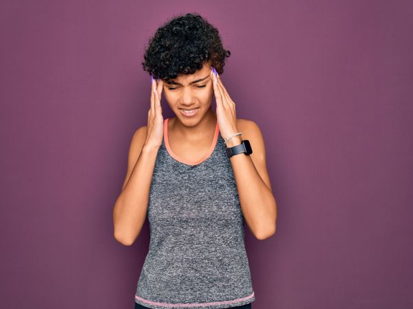 Eine Frau hat Kopfschmerzen - soll sie laufen?