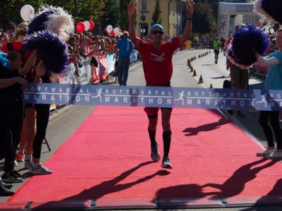 Über die Ziellinie beim bottwartal Marathon