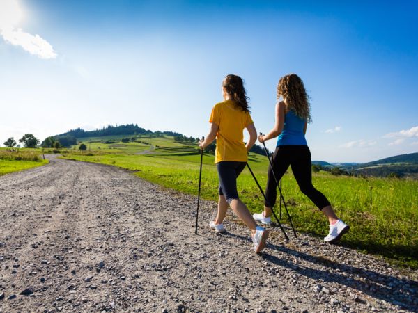 Laufstöcke können beim Laufen unterstützen