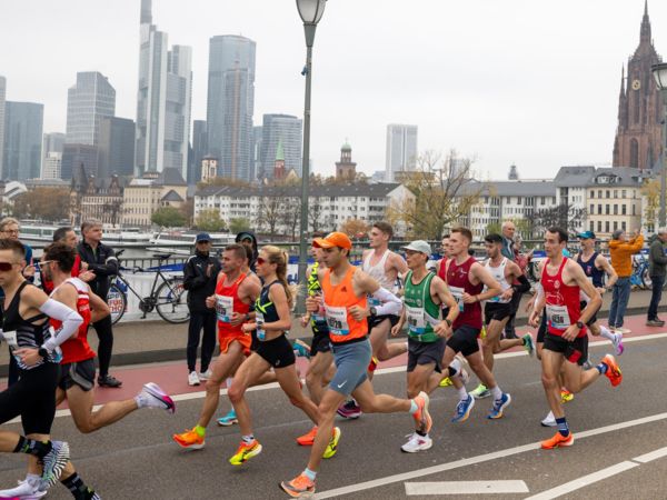 Beim Frankfurt-Marathon geht's vor der Skyline über den Main