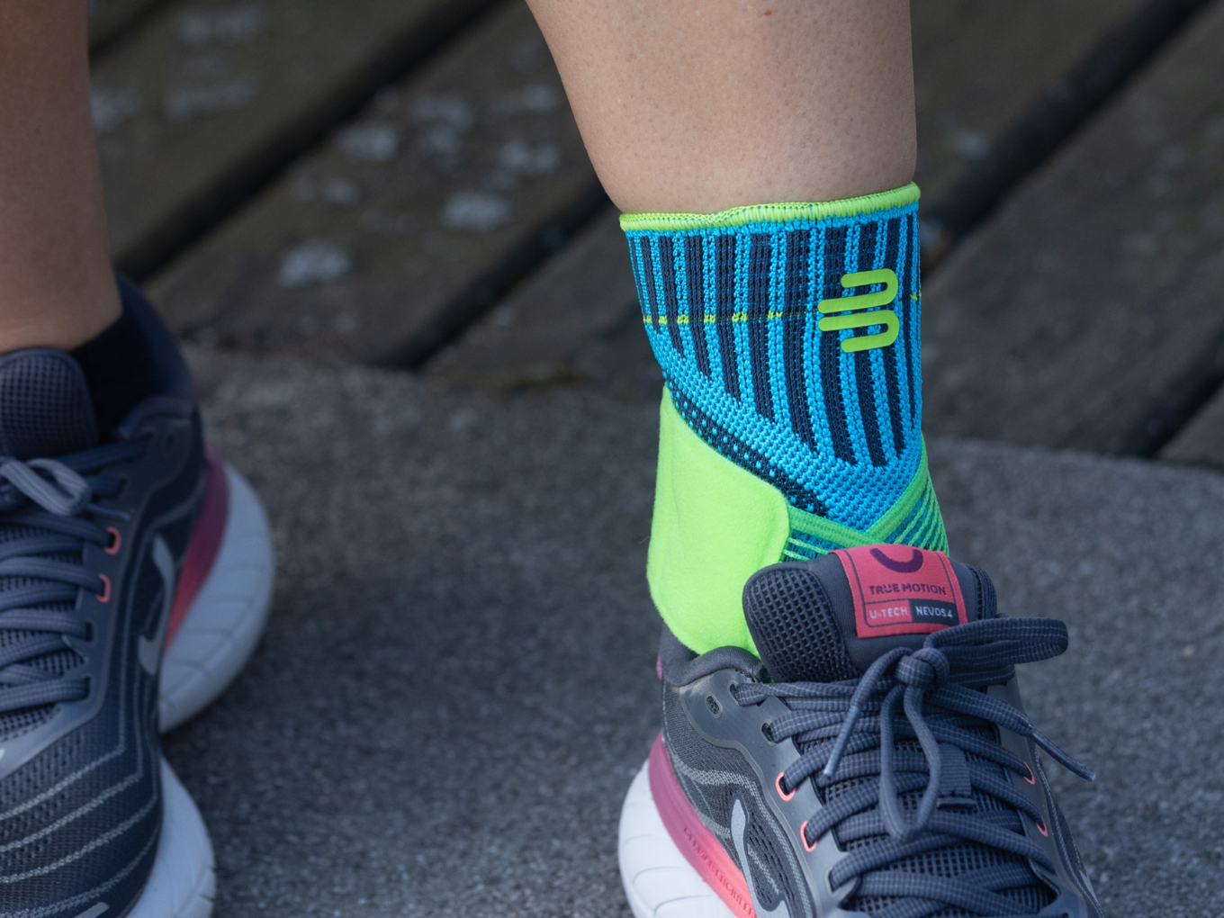 Knöchelbandagen lassen sich zusätzlich zu Kniebandagen beim Joggen tragen