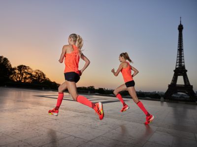 Zwei Frauen laufen mit dem Asics Metaspeed Sky Paris.