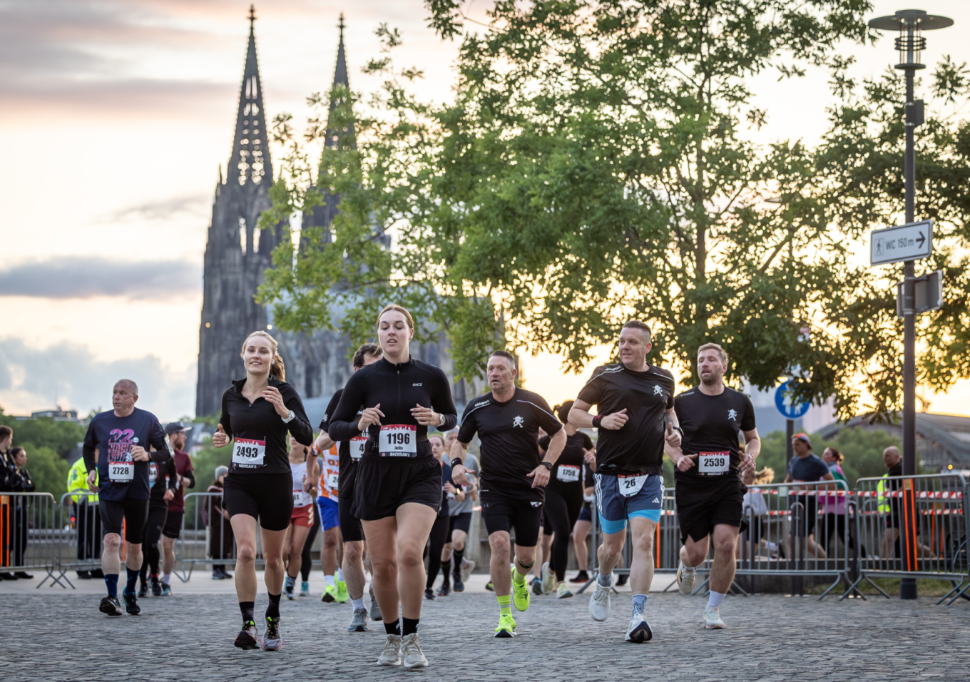 Laufspaß mit Dom beim Kölner Nachtlauf