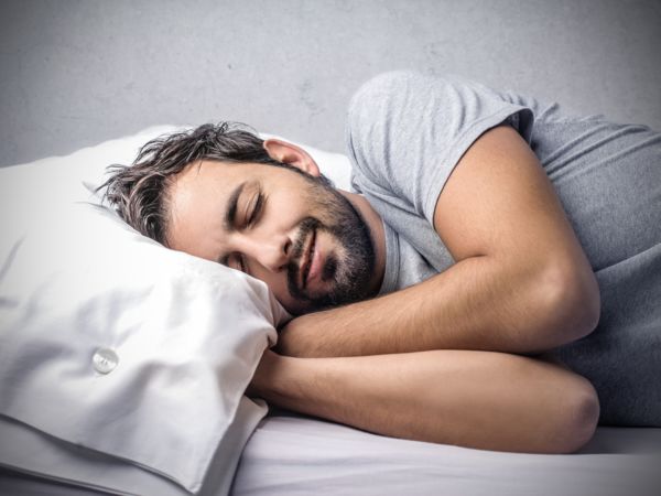 Ein Mann hält einen Mittagsschlaf als Leistungsbooster fürs Laufen.