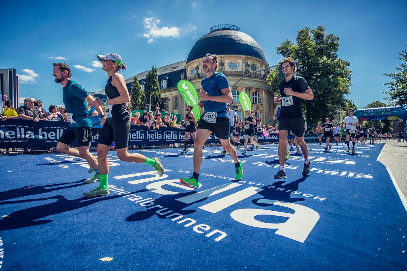 Der blaue Teppich ist ein Markenzeichen des hella hamburg halbmarathon