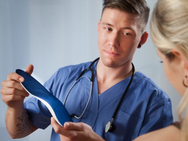 Bei Schmerzen wegen Spreizfuß helfen Einlagen.