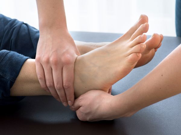 Ein Bänderriss ist eine Sprungelenksverletzung.