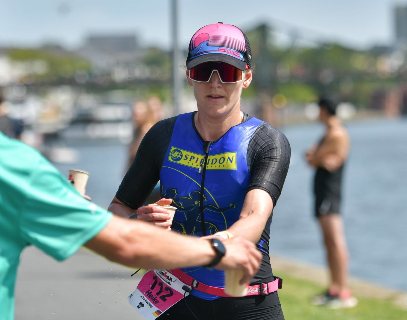 Heike Brendemühl ist erfolgreiche Triathletin und betreut die Teilnehmenden im HOKA Projekt zum Frankfurt-Marathon