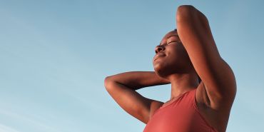 Eine Frau macht eine Laufpause