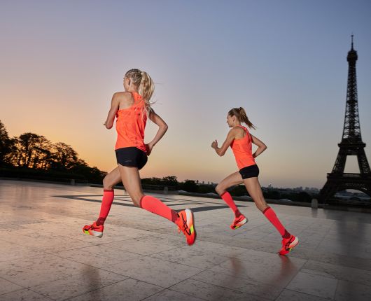 Zwei Frauen laufen mit dem Asics Metaspeed Sky Paris.