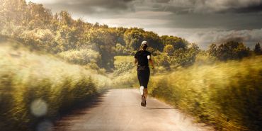 Eine Frau läuft schnell zehn Kilometer